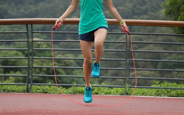 Mulher Atleta Treinando Com Corda Salto Trilha Floresta Primavera Conceito — Fotografia de Stock