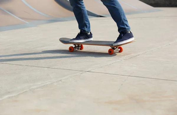 青少年滑板人士在滑板公园滑板 — 图库照片