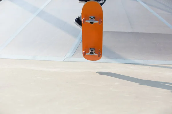 青少年滑板人士在滑板公园滑板 — 图库照片
