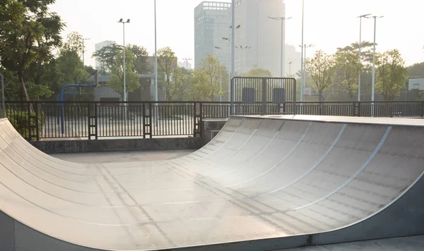 Pusty Skatepark Rampy Miejskim Mieście Wschodzie Słońca — Zdjęcie stockowe