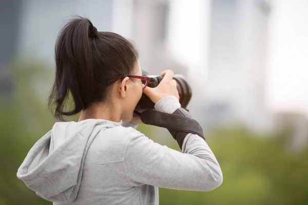 Kadın Fotoğrafçı Şehirde Dijital Kamerayla Fotoğraf Çekiyor — Stok fotoğraf