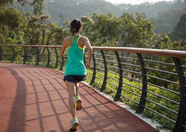 Atleta Corredor Calentándose Sendero Del Bosque Primavera Concepto Bienestar — Foto de Stock