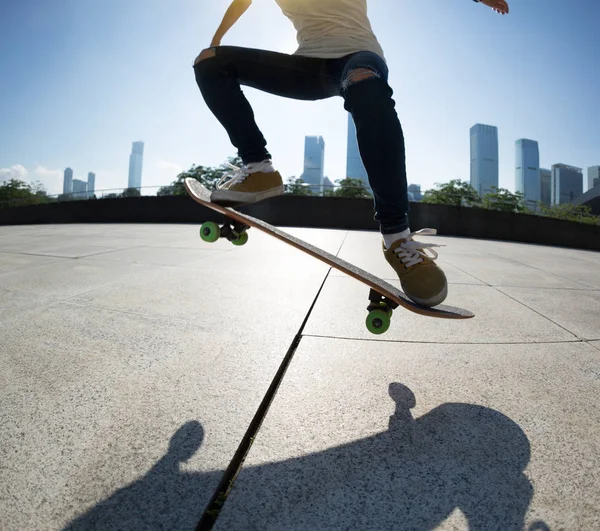 都市でのモダンなスケートボーダーの足スケートボード — ストック写真