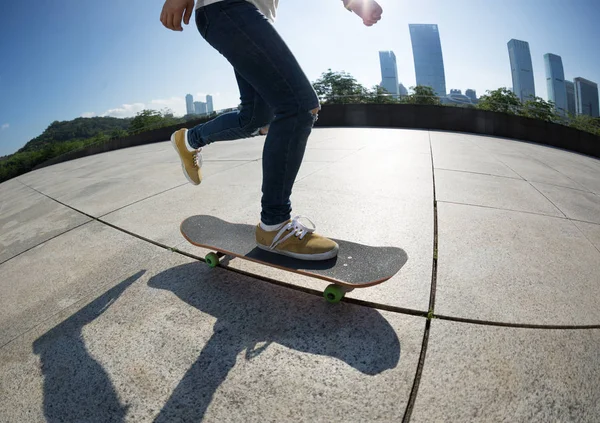 Сучасні Скейтбордистські Ноги Скейтбординг Місті — стокове фото