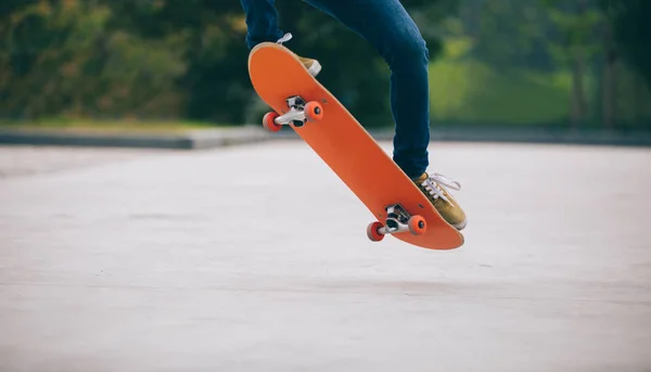 Skateboarder Attivo Skateboard Sul Parcheggio — Foto Stock