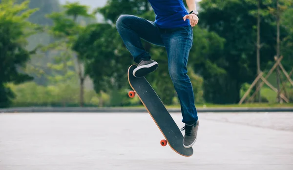 Aktivní Skateboardista Skateboardingu Parkovišti — Stock fotografie