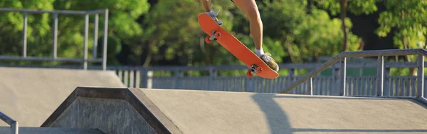 Skateboard Actif Skateboard Dans Skate Park — Photo