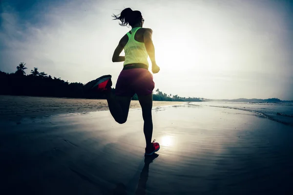 日の出ビーチで走るフィットネス女性 — ストック写真
