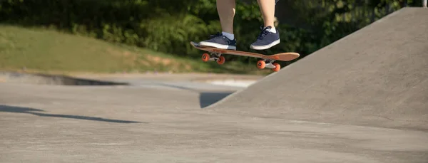 Aktywny Skater Skateboarding Skate Parku — Zdjęcie stockowe