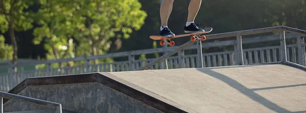 Aktivní Skateboardér Skateboardingu Bruslit Parku — Stock fotografie