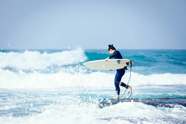 Surfista Donna Con Tavola Surf Che Surfare Sulle Onde — Foto Stock