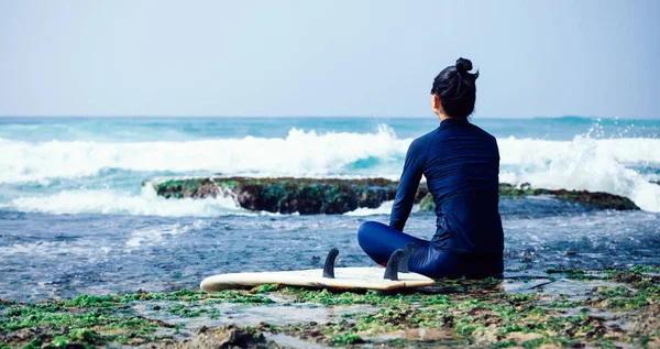 Surfer Kobieta Siedzi Rafie Patrząc Fale — Zdjęcie stockowe