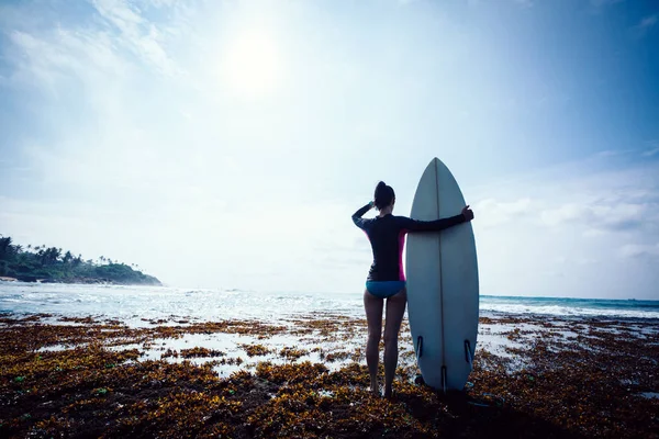 Mujer Surfista Con Tabla Surf Surfear — Foto de Stock