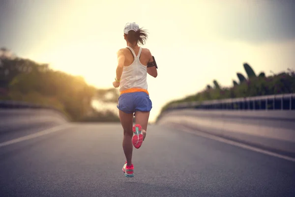 Mladý Fitness Asijské Žena Running Město Road — Stock fotografie