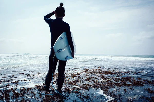 Vrouw Surfer Met Surfplank Gaat Surfen — Stockfoto