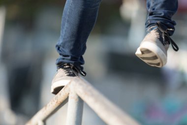 Parkour denge ile çelik boru üzerinde atlama