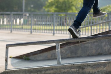 Parkour denge ile çelik boru üzerinde atlama