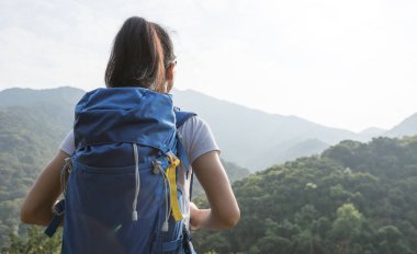 kadın backpacker sabah dağ Vadisi üzerinde manzarayı