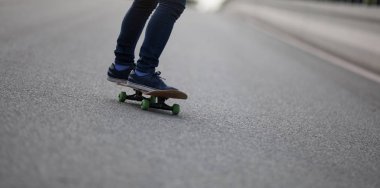 Kaykaycı bacaklar şehir yolda kaykay