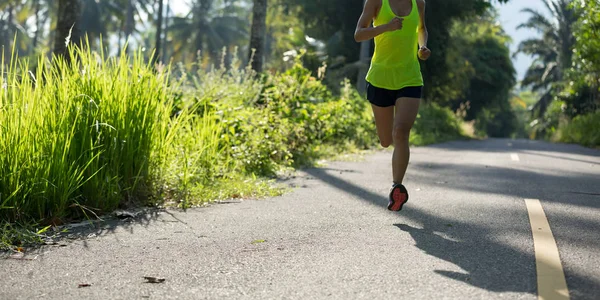 Joven Mujer Fitness Corriendo Por Sendero Del Bosque Tropical Matutino — Foto de Stock