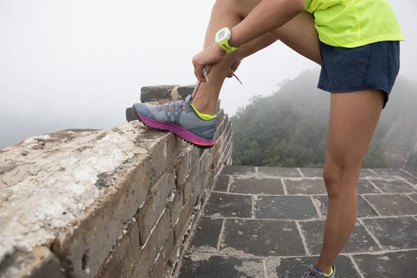 Mujer Deportiva Atando Cordón Zapatos Antes Sendero Corriendo Gran Pared — Foto de Stock