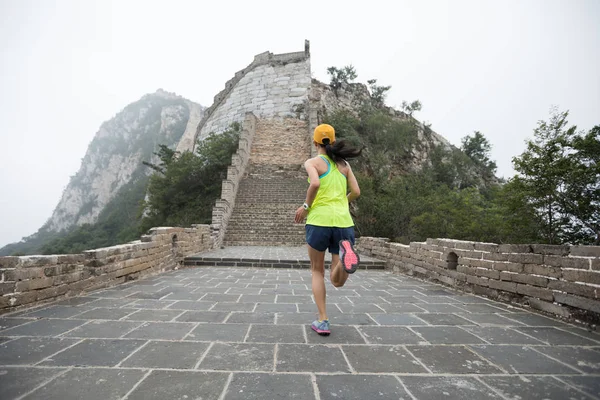 Mujer Joven Corriendo Gran Pared Cima Montaña —  Fotos de Stock