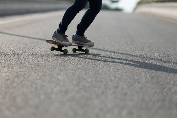 Skateboarder Jambes Skateboard Sur Route Ville — Photo