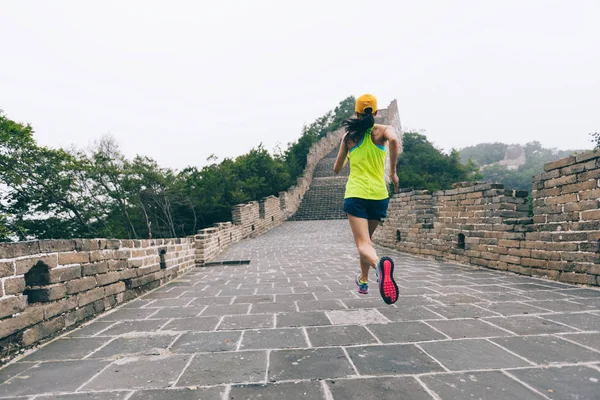 Young Woman Running Great Wall Top Mountain — Stock Photo, Image