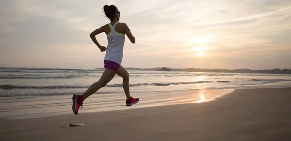 Genç Fitness Kadını Gün Doğumunda Plajda Koşuyor — Stok fotoğraf