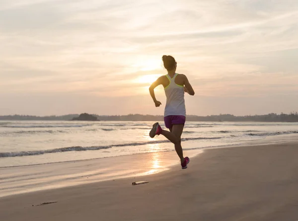 Joven Mujer Fitness Corriendo Playa —  Fotos de Stock