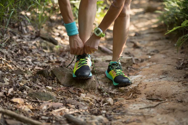 Giovane Donna Fitness Corridore Allacciatura Shoelace Sul Sentiero Forestale — Foto Stock