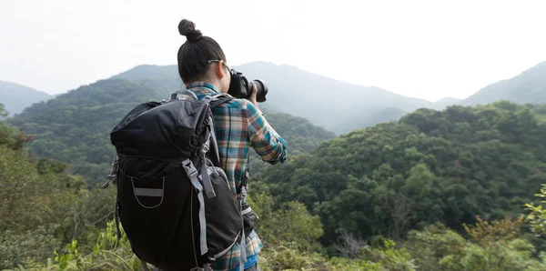 Woman Photographer Taking Photo Morning Mountain Forest — ストック写真