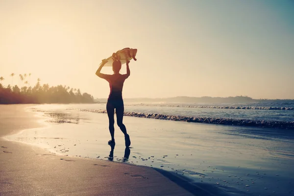 Surfista Mulher Com Prancha Pronta Para Surfar Uma Praia — Fotografia de Stock