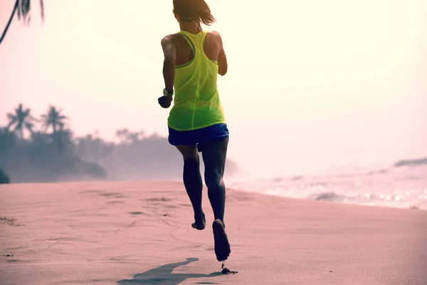 早上日出时在热带海滩上跑步的健身健康的生活方式年轻女子 — 图库照片