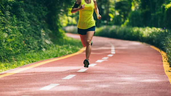 健康的生活方式女子跑步者在晨公园路上奔跑 — 图库照片