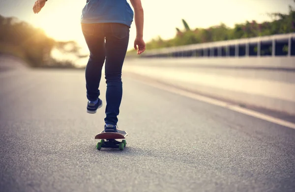 スケートボーダーの足は 市街地の道路でスケートボード — ストック写真
