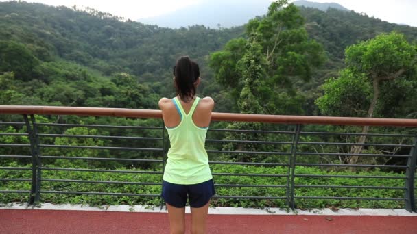 Kadın Runner Bahar Orman Izi Üzerinde Isınma — Stok video