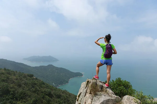 Udana Kobieta Hiker Cieszyć Się Pięknym Widokiem Seaside Mountain Top — Zdjęcie stockowe