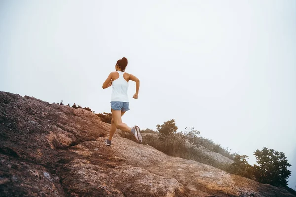 Joven Mujer Fitness Corriendo Hasta Cima Montaña —  Fotos de Stock