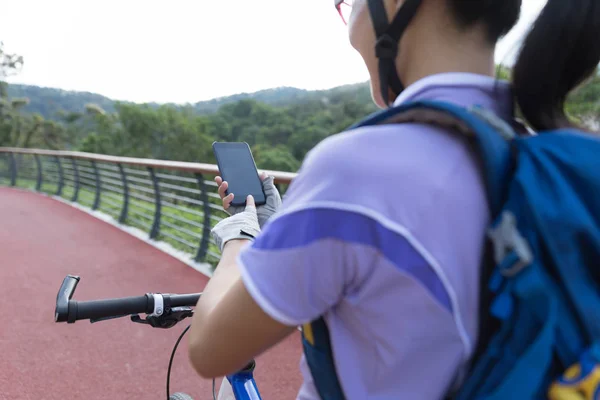 Cycliste Utilisant Smartphone Prendre Des Photos Tout Faisant Vélo Sur — Photo
