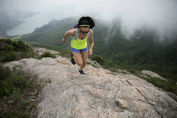 Joven Mujer Fitness Corriendo Cima Montaña — Foto de Stock