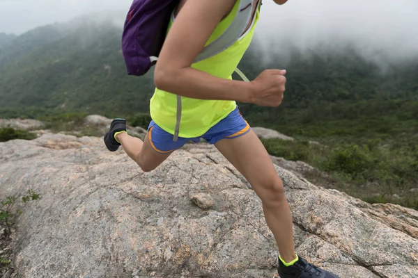 Νεαρή Γυμνάστρια Τρέχει Στην Κορυφή Του Βουνού — Φωτογραφία Αρχείου