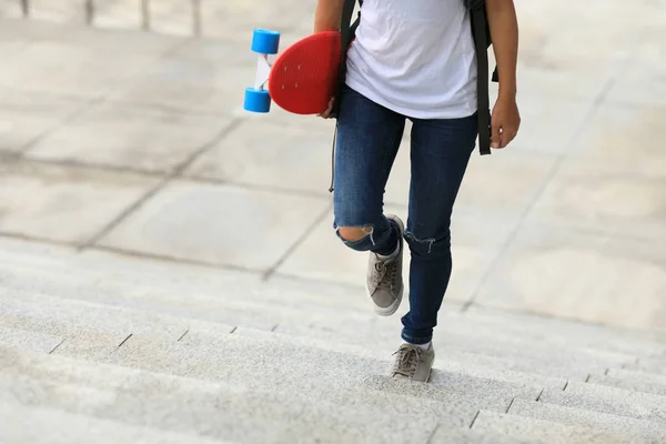 Skateboarder Mujer Caminando Con Monopatín Mano Las Escaleras Ciudad —  Fotos de Stock
