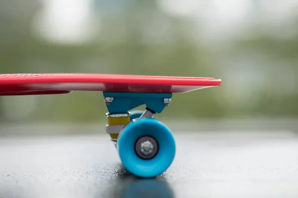 Red Skateboard Klaar Rijden Stad — Stockfoto