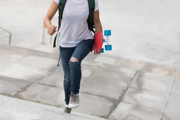 Skateboarder Mujer Caminando Con Monopatín Mano Ciudad —  Fotos de Stock