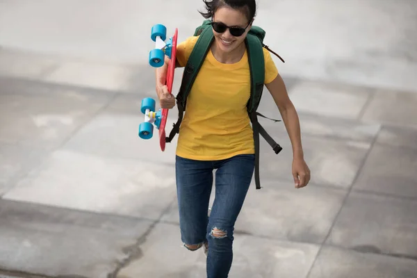 Skateboarderin Läuft Mit Skateboard Der Hand Stadttreppe — Stockfoto