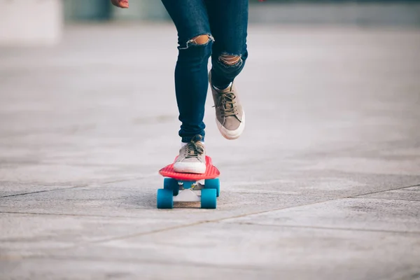 Mujer Skateboarder Piernas Skateboarding Ciudad — Foto de Stock