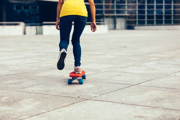 Vrouw Skateboarder Skateboarden Stedelijke Stad — Stockfoto