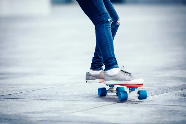 Vrouw Skateboarder Benen Skateboarden Stad — Stockfoto