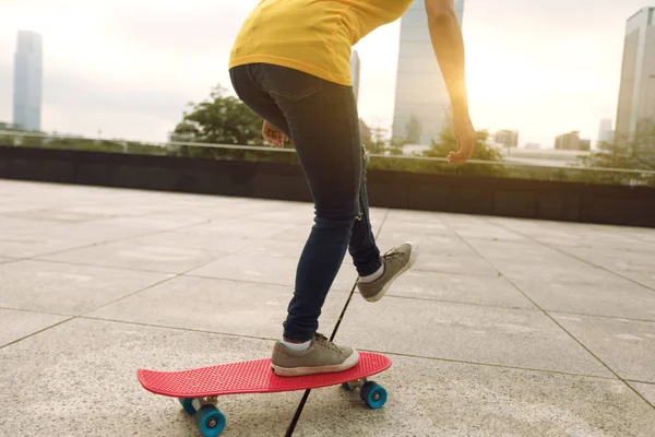 Skateboarderin Skateboardet Der City — Stockfoto